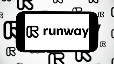 En svart mobiltelefon visar Runway-loggan mot en vit bakgrund med upprepade Runway-loggor.