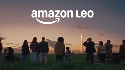 En grupp människor tittar på en raketuppskjutning. Ovanför syns texten "amazon LEO".