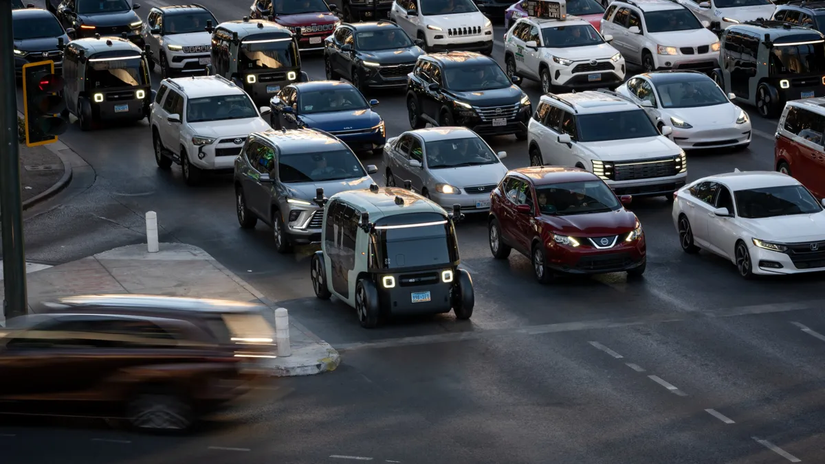 Trafikstockning med många bilar och några av Amazons små, rattlösa robotbilar.