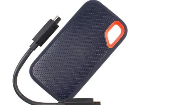 En extern SSD-disk med USB-kabel mot en vit bakgrund. Disken är mörkblå med orange detaljer.