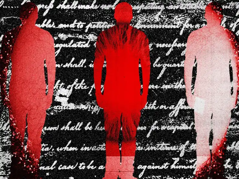 Tre silhuetter av män i rött mot en bakgrund av textfragment och brus.