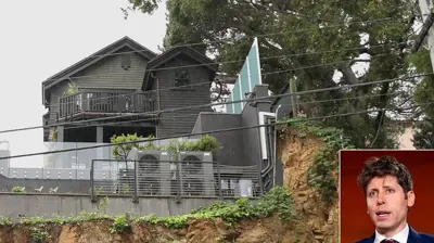 Ett mörkt hus med trädgård och en bild på en man i ett hörn. Elledningar syns i förgrunden.