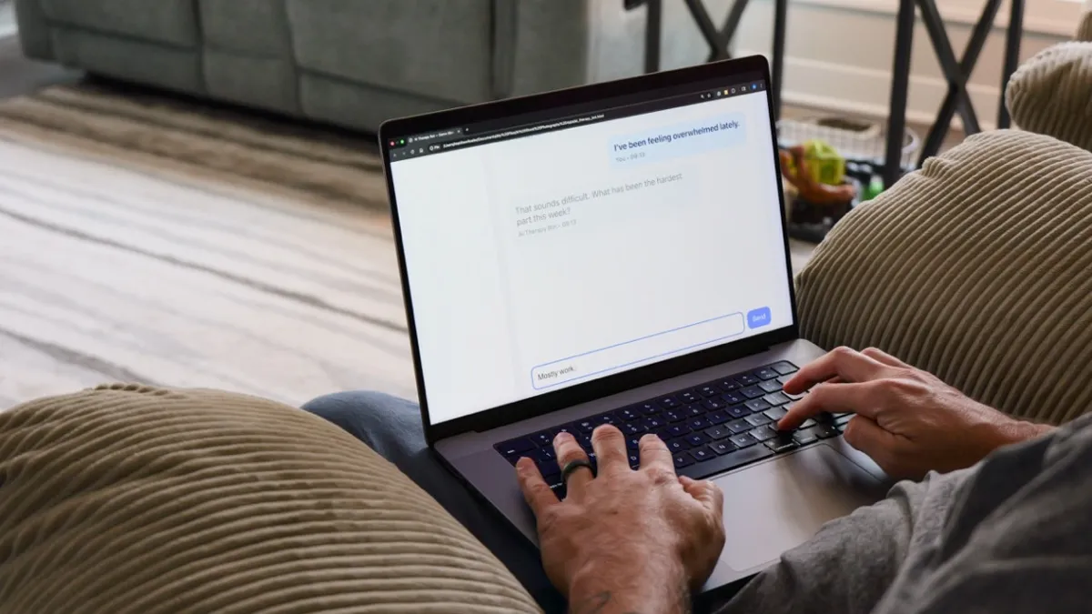 En person sitter med en laptop i knät och skriver "Mostly work" i en chatt.