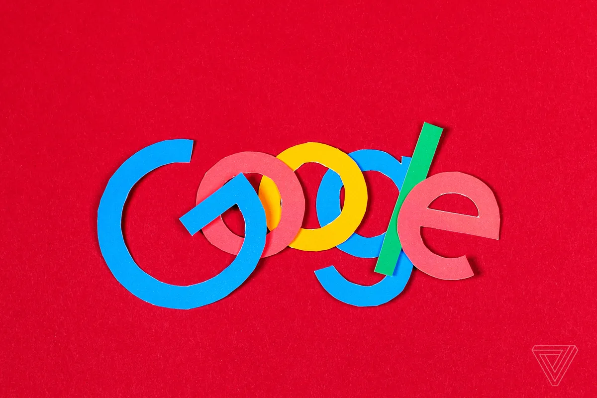 Googles logotyp i utklippt papper i färgerna blått, rött, gult och grönt mot en röd bakgrund.