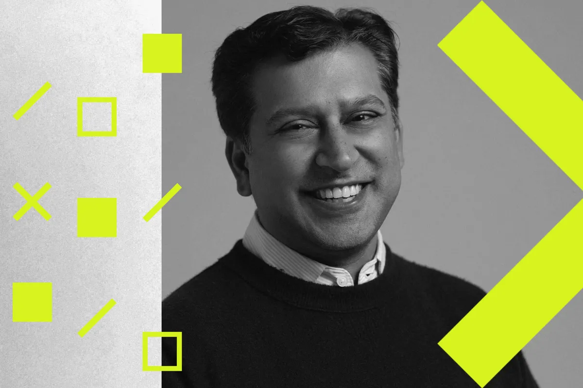 Svartvit bild av en leende man med mörk tröja, med limegröna grafiska element.