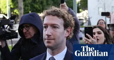 Mark Zuckerberg omgiven av fotografer och människor med mobiltelefoner. Logotypen för The Guardian syns.