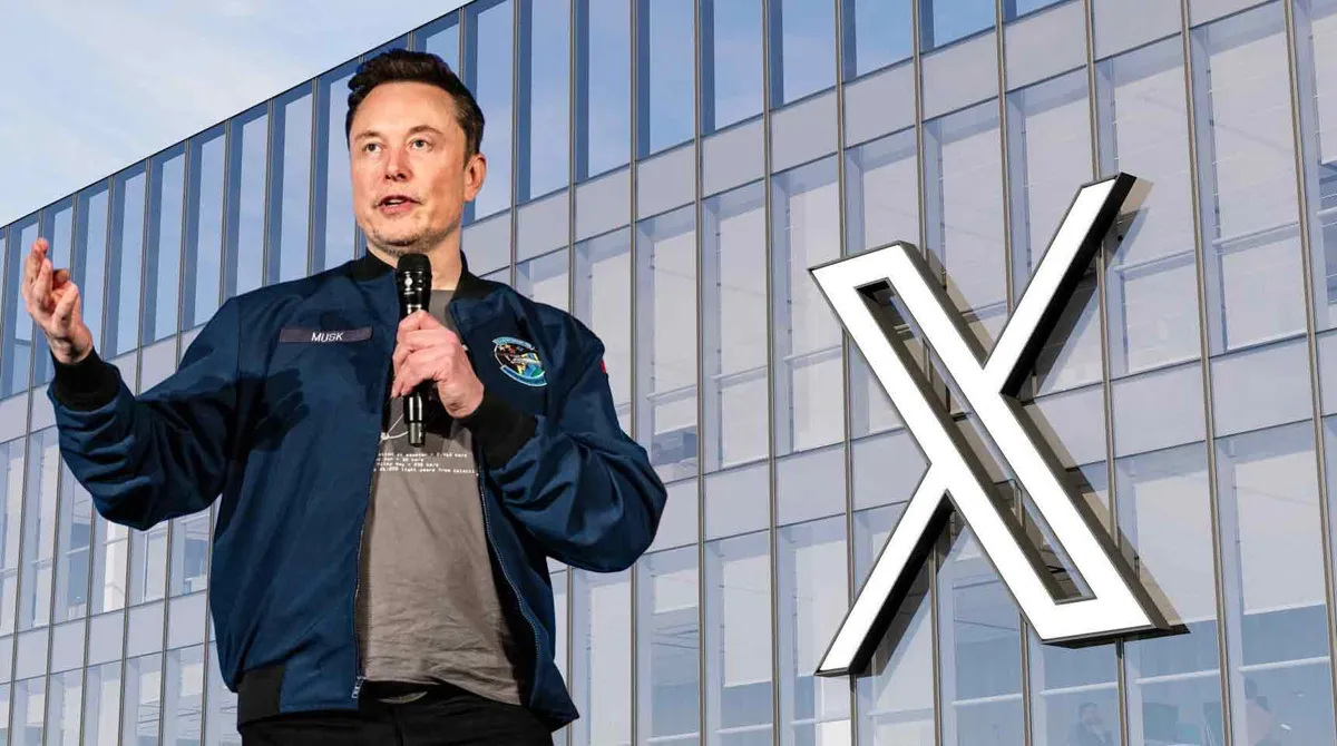 Elon Musk står framför en byggnad med en stor X-logga. Han håller en mikrofon och gestikulerar.