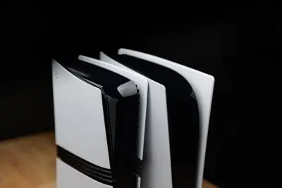 En PlayStation 5-konsol står på ett träbord mot en svart bakgrund.