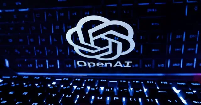 OpenAI:s logotyp och texten "OpenAI" syns på en datorskärm med ett belyst tangentbord. Blå toner dominerar bilden.