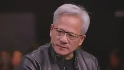 En närbild av Nvidia-chefen Jensen Huang med glasögon och svart skinnjacka. Han tittar åt sidan.