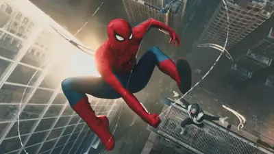 Spider-Man svingar sig mellan skyskrapor, en annan figur syns i bakgrunden.