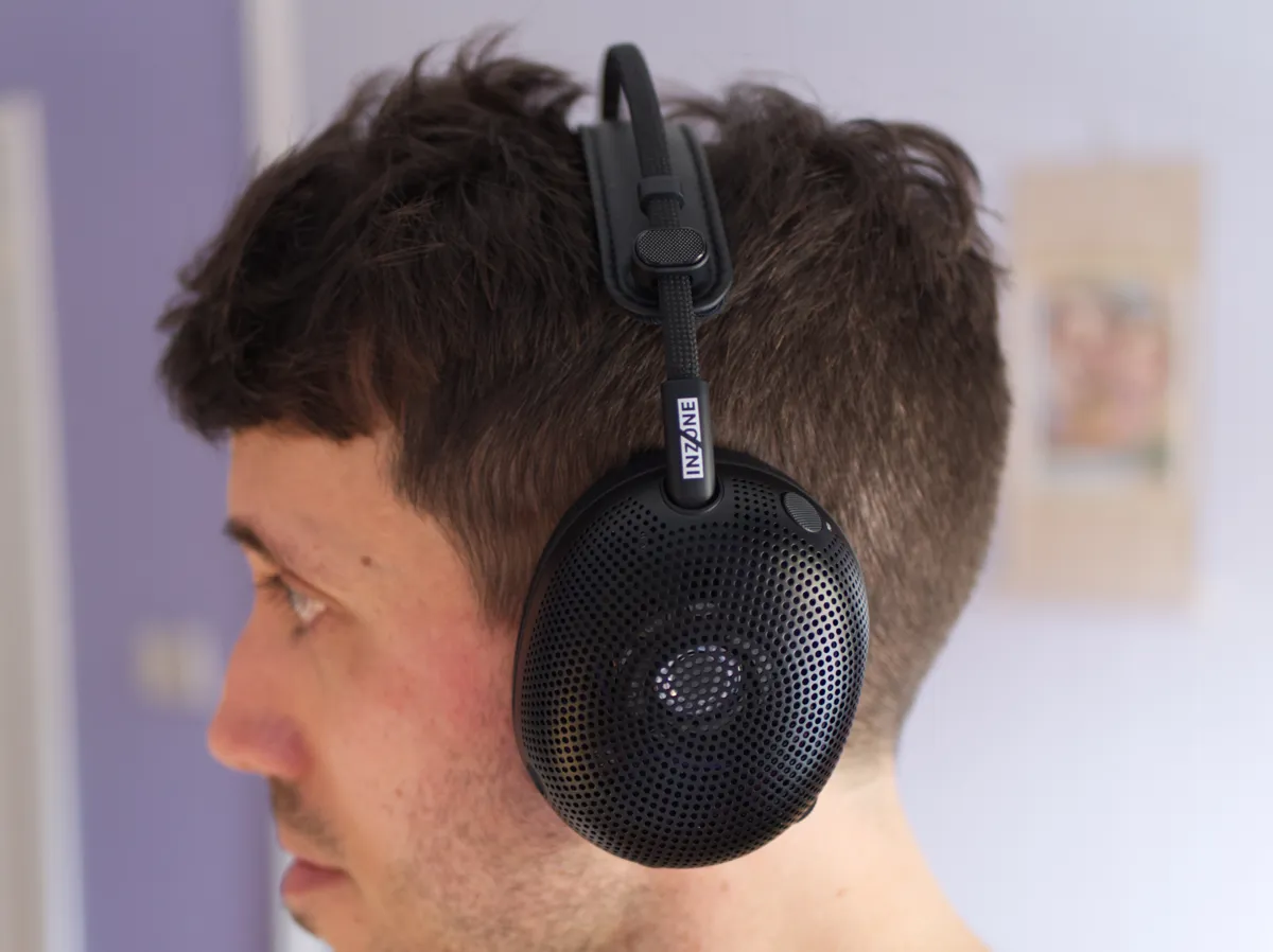 En man i profil bär ett svart gamingheadset av märket Inzone. Headsetet har en perforerad design.