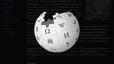 En Wikipedia-logotyp i form av en jordglob gjord av pusselbitar. Några bitar saknas. Text från en artikel syns i bakgrunden.