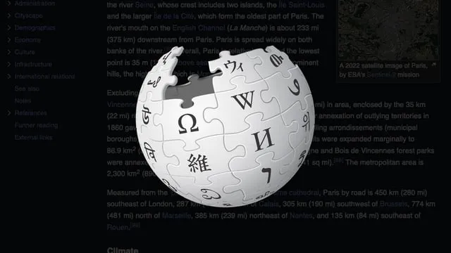 En Wikipedia-logotyp i form av en jordglob gjord av pusselbitar. Några bitar saknas. Text från en artikel syns i bakgrunden.