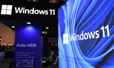 Två skyltar med Windows 11-loggan. En skylt om "Auto HDR" syns också.